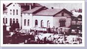 Andernachs erster Bahnhof 1895 parallel zu den Gleisen
